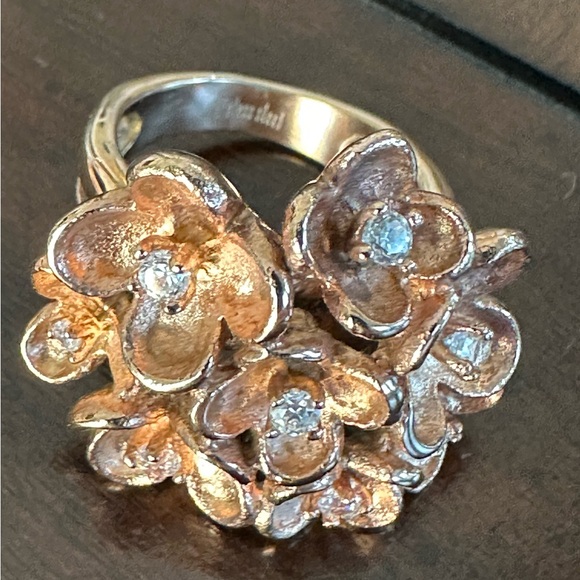 Rose Gold Large Flower Ring. Set in Stainless Steel. Size 8. - Picture 7 of 9